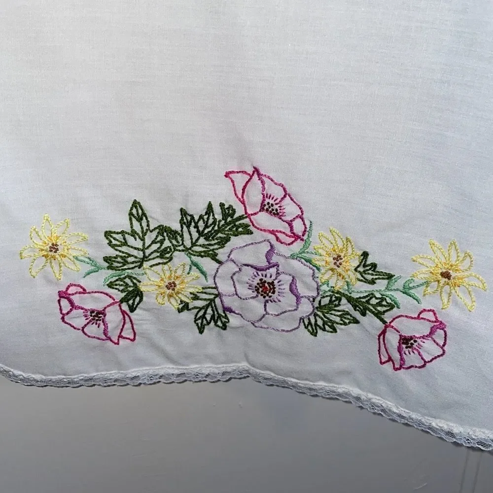Vtg white table runner with lace trim‎ and floral embroidery